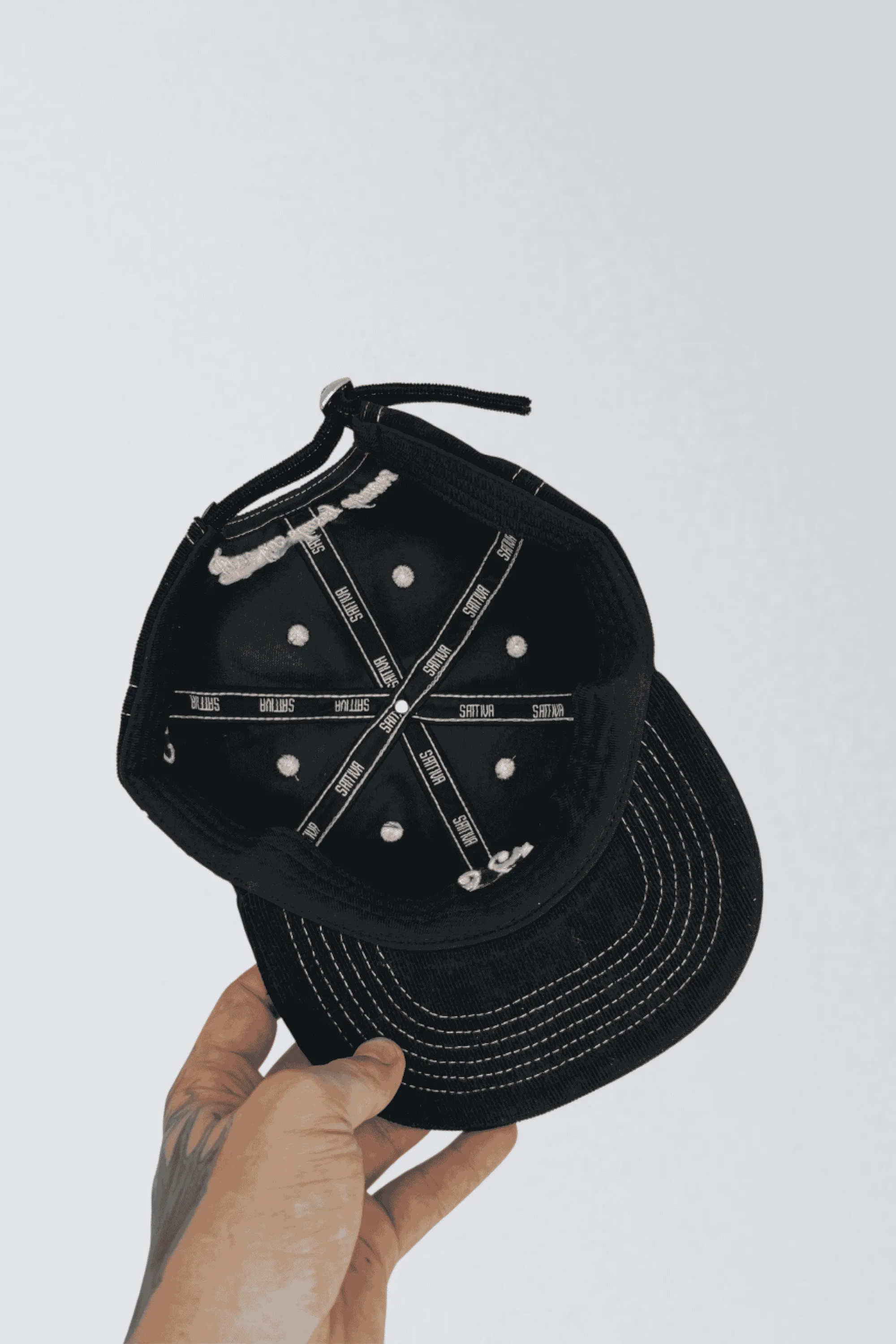 Boné Six Panel Veludo Preto | Sattiva